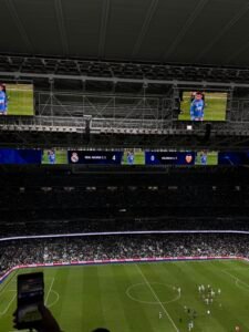 El Real Madrid golea a un Valencia desaparecido