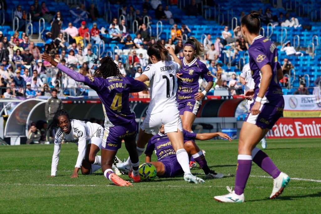 Alba Redondo disputando la pelota en área rival