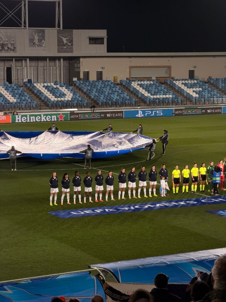 El once inicial del Real Madrid durante el himno de la Champions