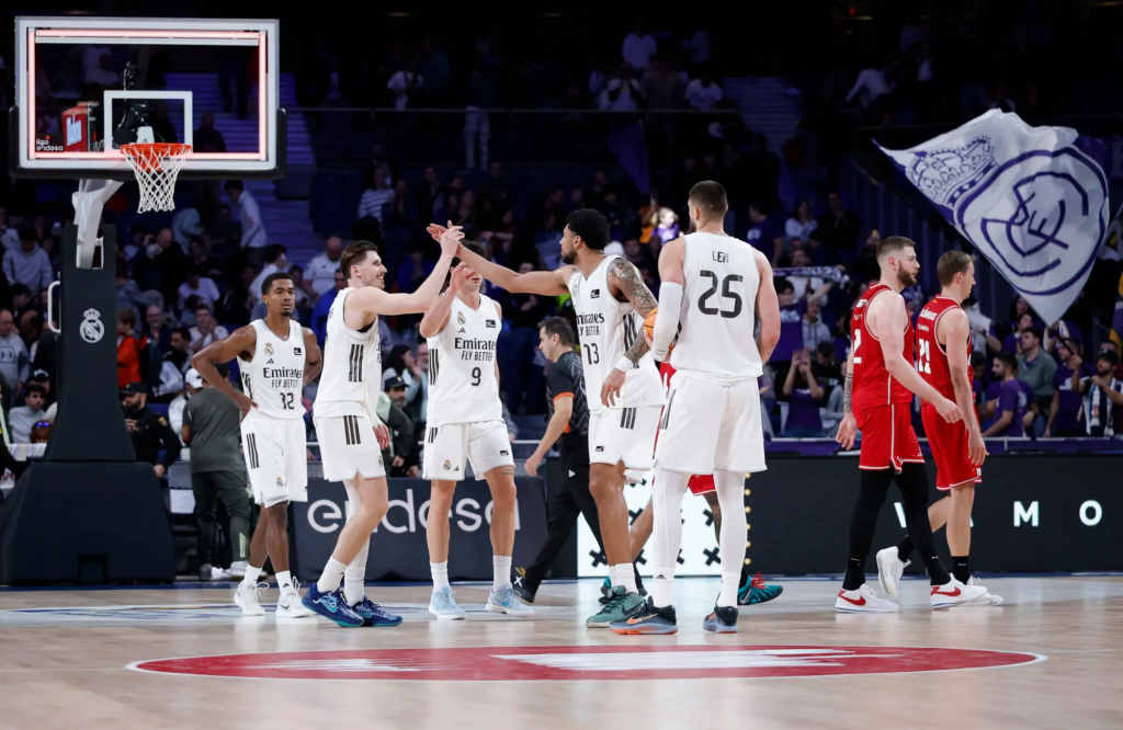 Krämer dándole la mano a Almansa (Foto: ACB)