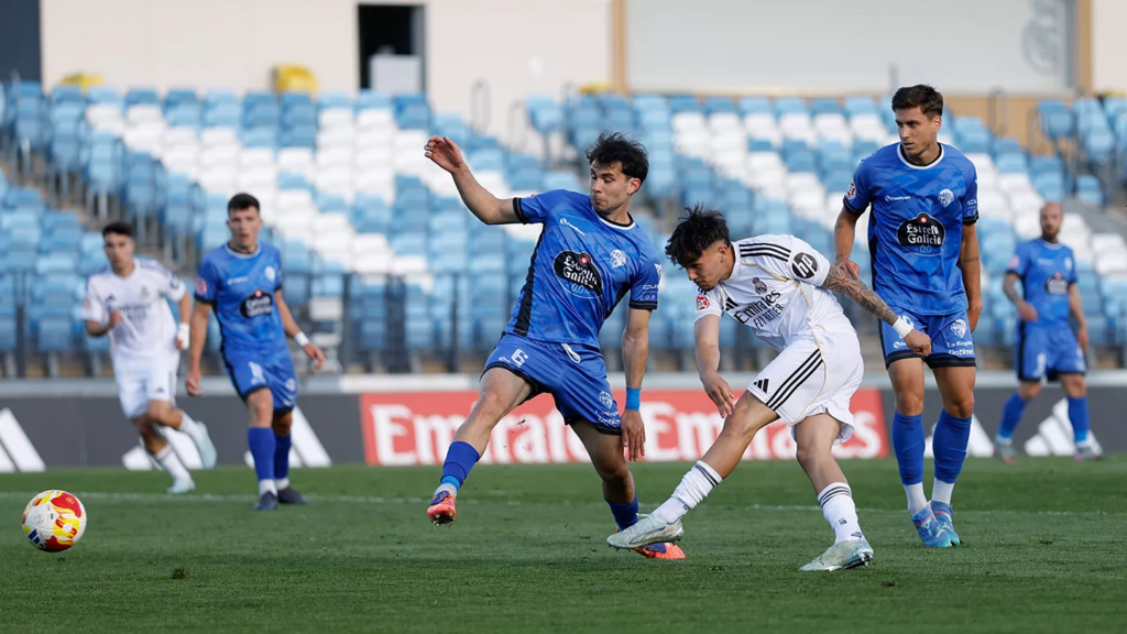 Tiro de Liberto para poner el primer gol de los blancos (Foto: MadriditaReal)