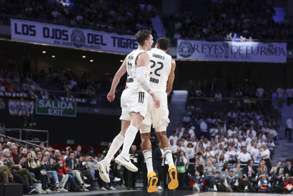 Hezonja saltando y chocando con Tavares (Foto: EuropaPress)
