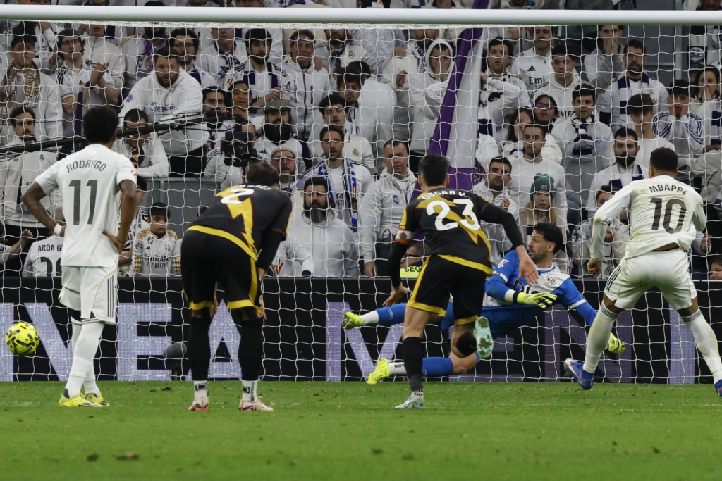 Mbappé engaña a Batalla y marca desde los once metros (Foto: MARCA)