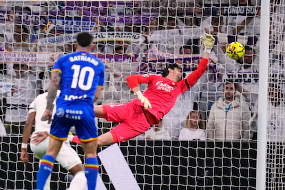 Satriano venciendo a Courtois para llevarse los 3 puntos (Foto: ElPaís)
